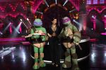 Malaika Arora showing her kung fu chops to Donatello and Leonardo on 30th May 2016